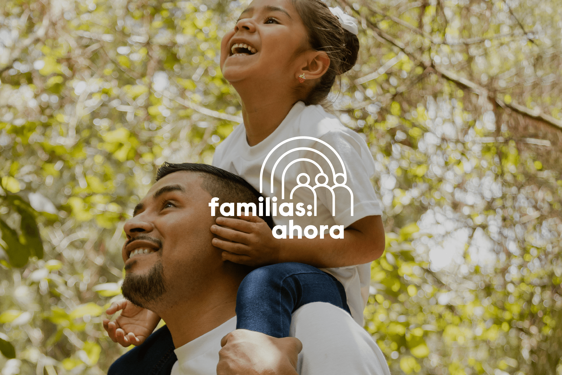 Persona cargando a un niño sobre los hombros en un paisaje natural, con el texto "familias ahora"